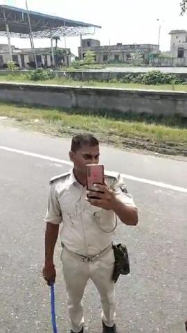 Police ki gundagardi driver se rishwat ka aarop video viral